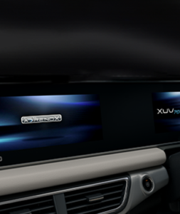 XUV700 Dual HD superscreen