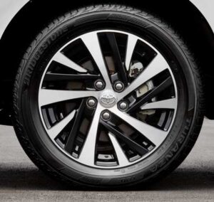 innova crysta diamond cut alloy wheels